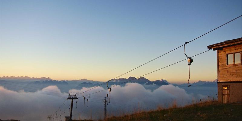 影视娱乐行业合同法律审查：律师服务如何保障版权链、艺人经纪与收益分成安全